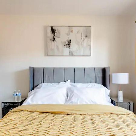 Stunning Private Room In A Home - Bathroom & Parking! Salford  Exterior foto