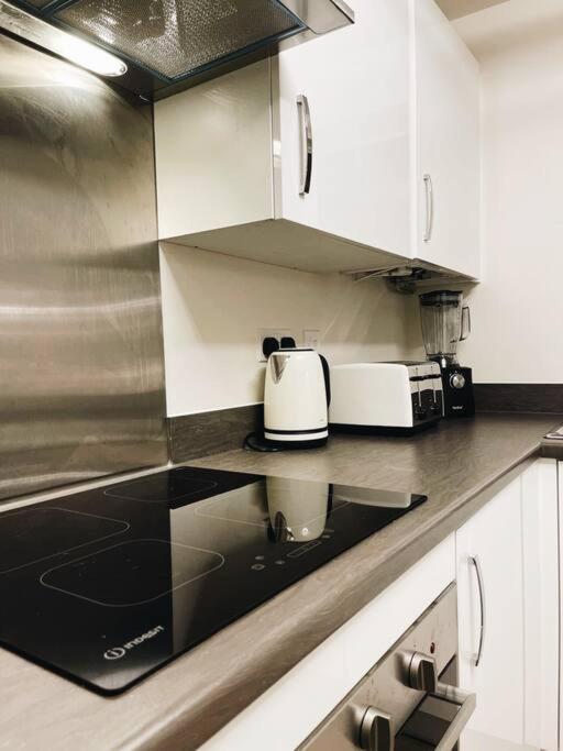 Stunning Private Room In A Home - Bathroom & Parking! Salford  Exterior foto