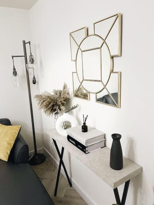 Stunning Private Room In A Home - Bathroom & Parking! Salford  Exterior foto