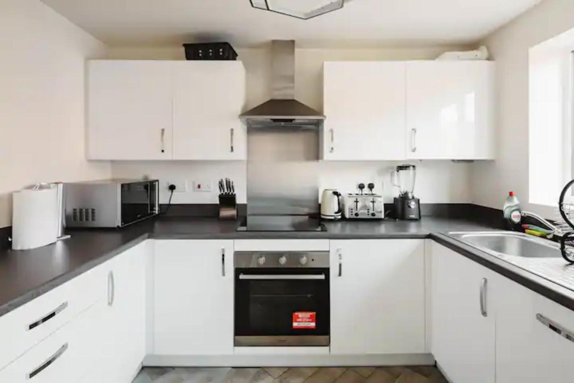 Stunning Private Room In A Home - Bathroom & Parking! Salford  Exterior foto