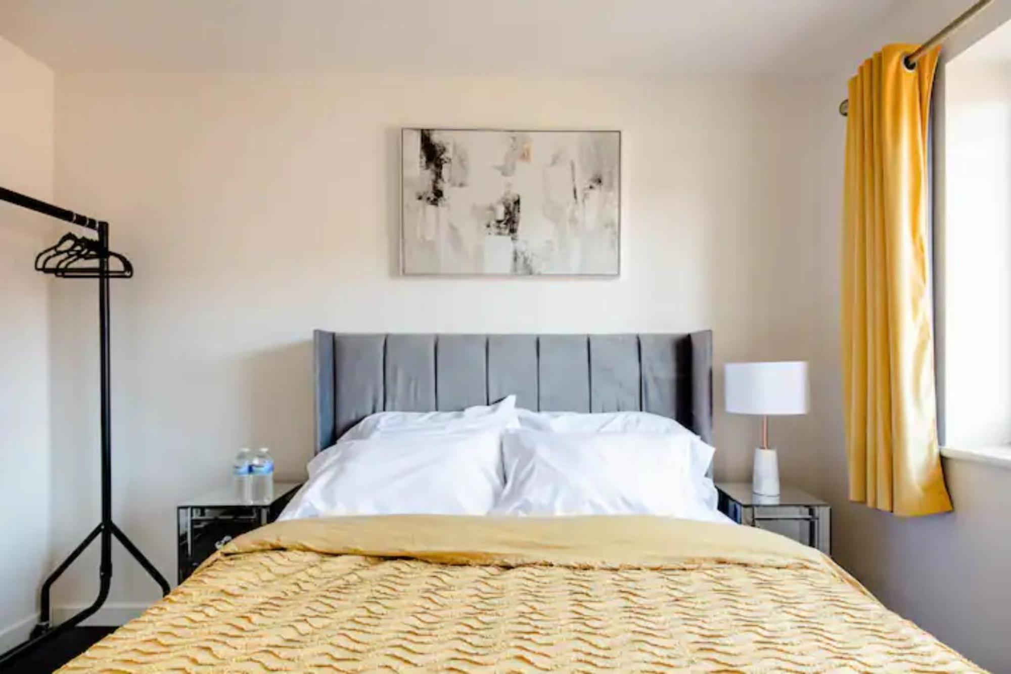 Stunning Private Room In A Home - Bathroom & Parking! Salford  Exterior foto