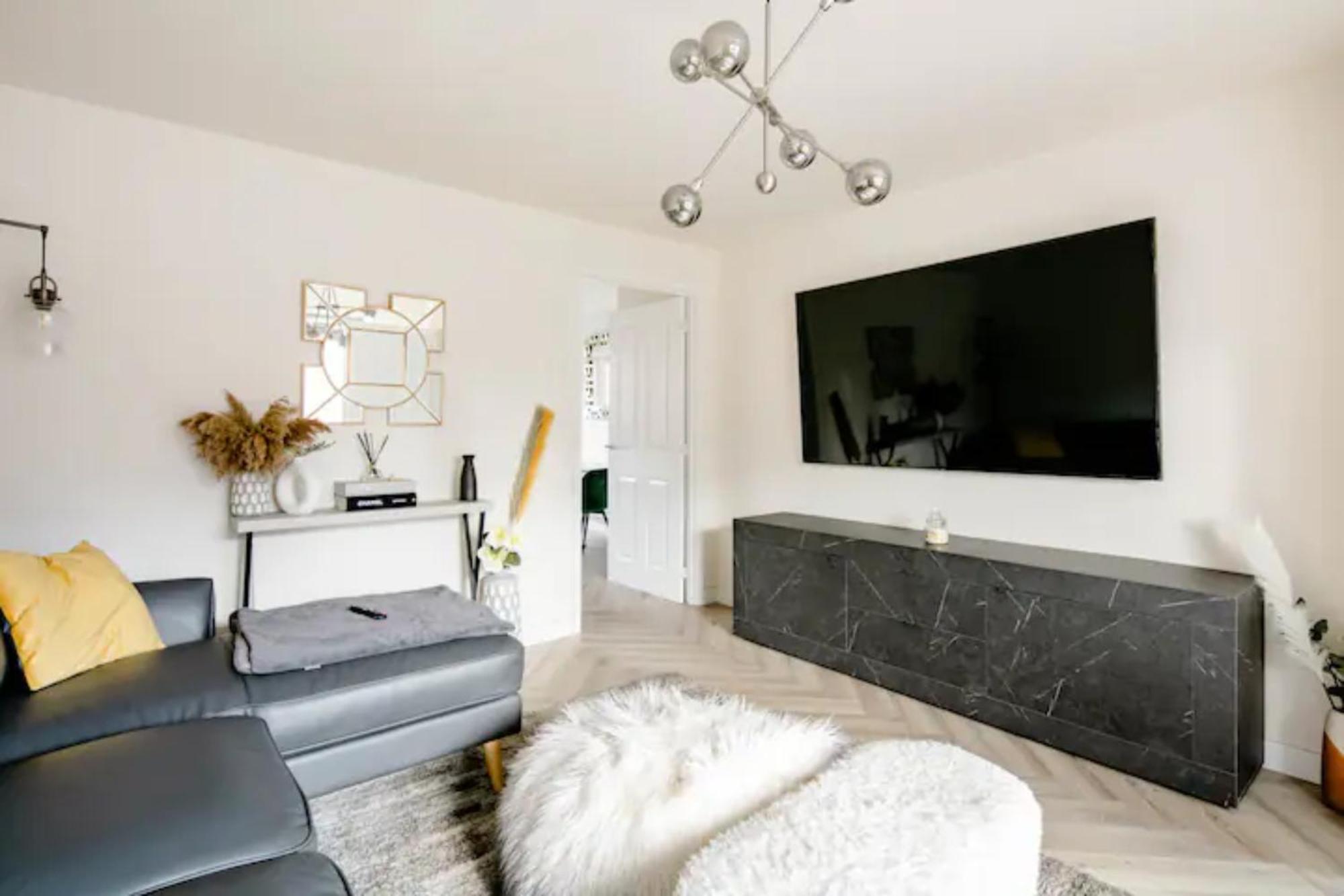 Stunning Private Room In A Home - Bathroom & Parking! Salford  Exterior foto