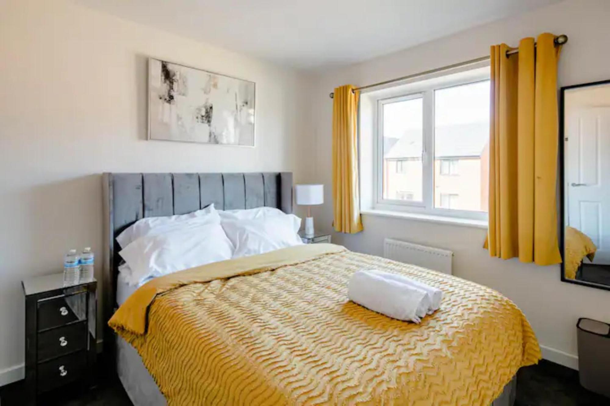Stunning Private Room In A Home - Bathroom & Parking! Salford  Exterior foto